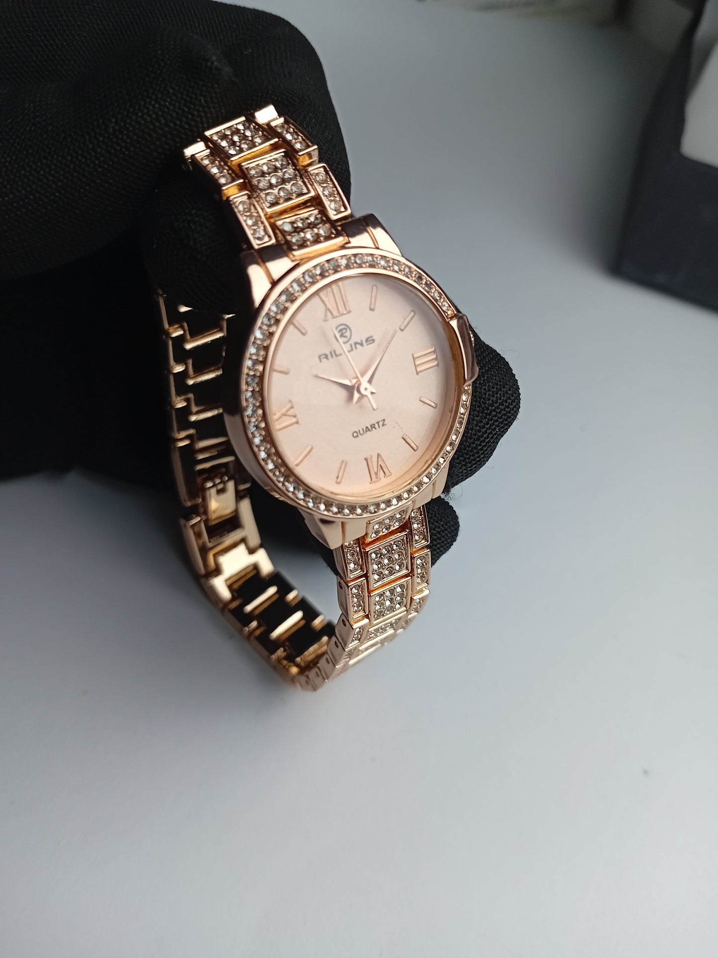 Riluns Luxury Women’s Crystal Stainless Steel Watch – Pink Dial